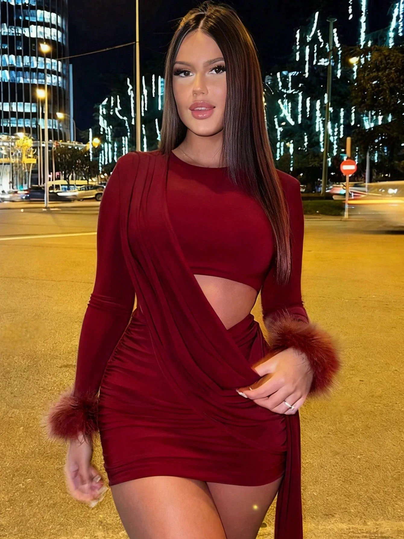 

Сексуальное обтягивающее мини-платье с пушистыми манжетами и вырезом на талии