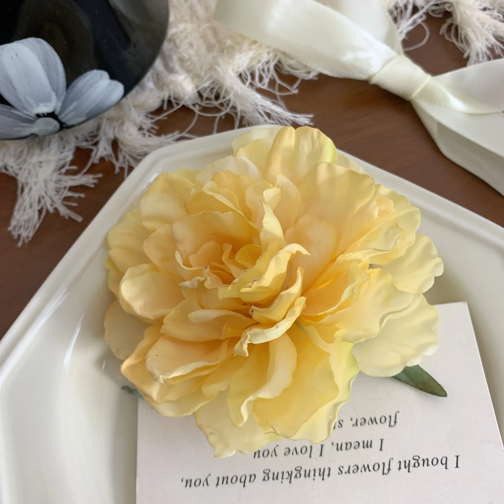 1 Stück Damen-Haarspange mit künstlicher Pfingstrose und Kamelie, große Haarspange im Resort-Stil, Entenschnabel-Clip, seitliche Blumen-Haarspange, Haarschmuck, Kopfschmuck – Detail 11