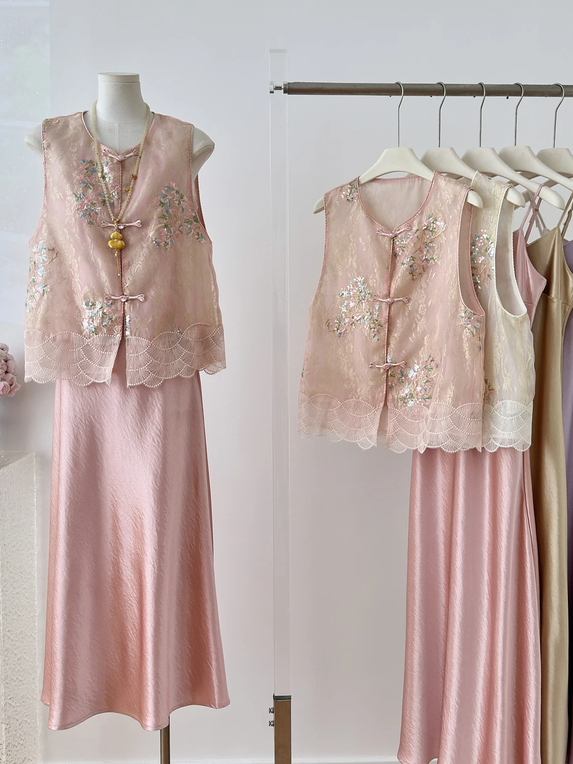 

New Chinese Style Lightweight Embroidered Jacket Vest Summer Thin Sleeveless Button Design Top round Neck Straight Cut Outerwear