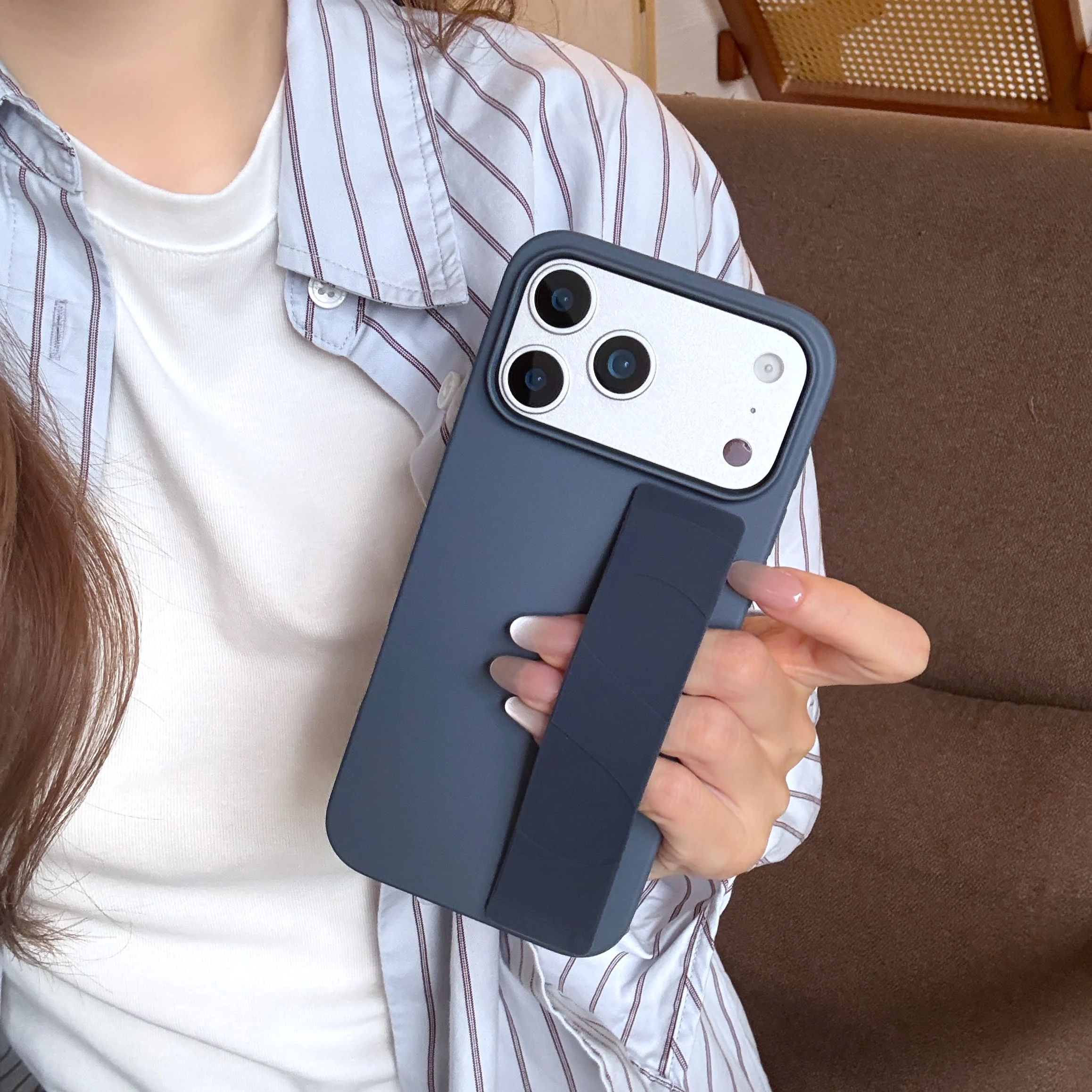 Luxuriöse, solide Stretch-Silikon-Handgelenkschlaufe, matte Hülle für iPhone 17, 16, 12, 13, 14, 15, Pro Max Plus, luftstoßfeste, harte Rückseite