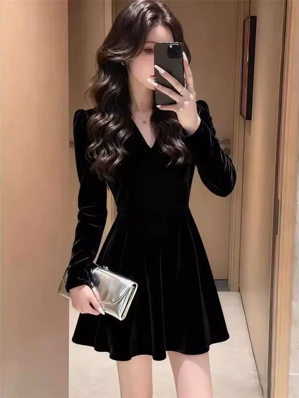 

2026 New Hepburn Style Velvet Dress Black V-neck Bubble Sleeve Slimming Little Black Dress Elegant Ladylike Commute Style