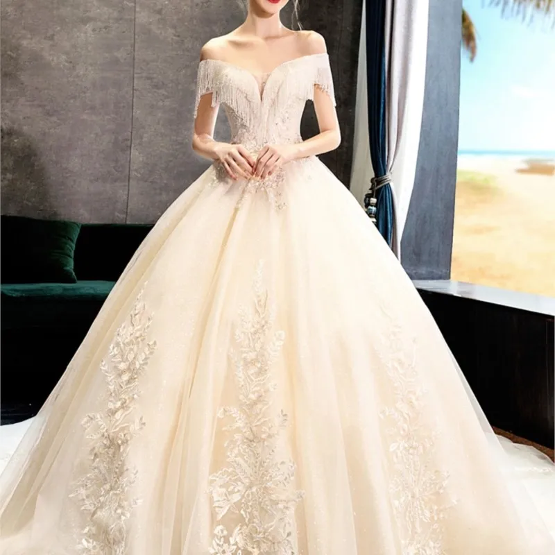 

A new light luxury one-shoulder large tailline dress with puffy skirt