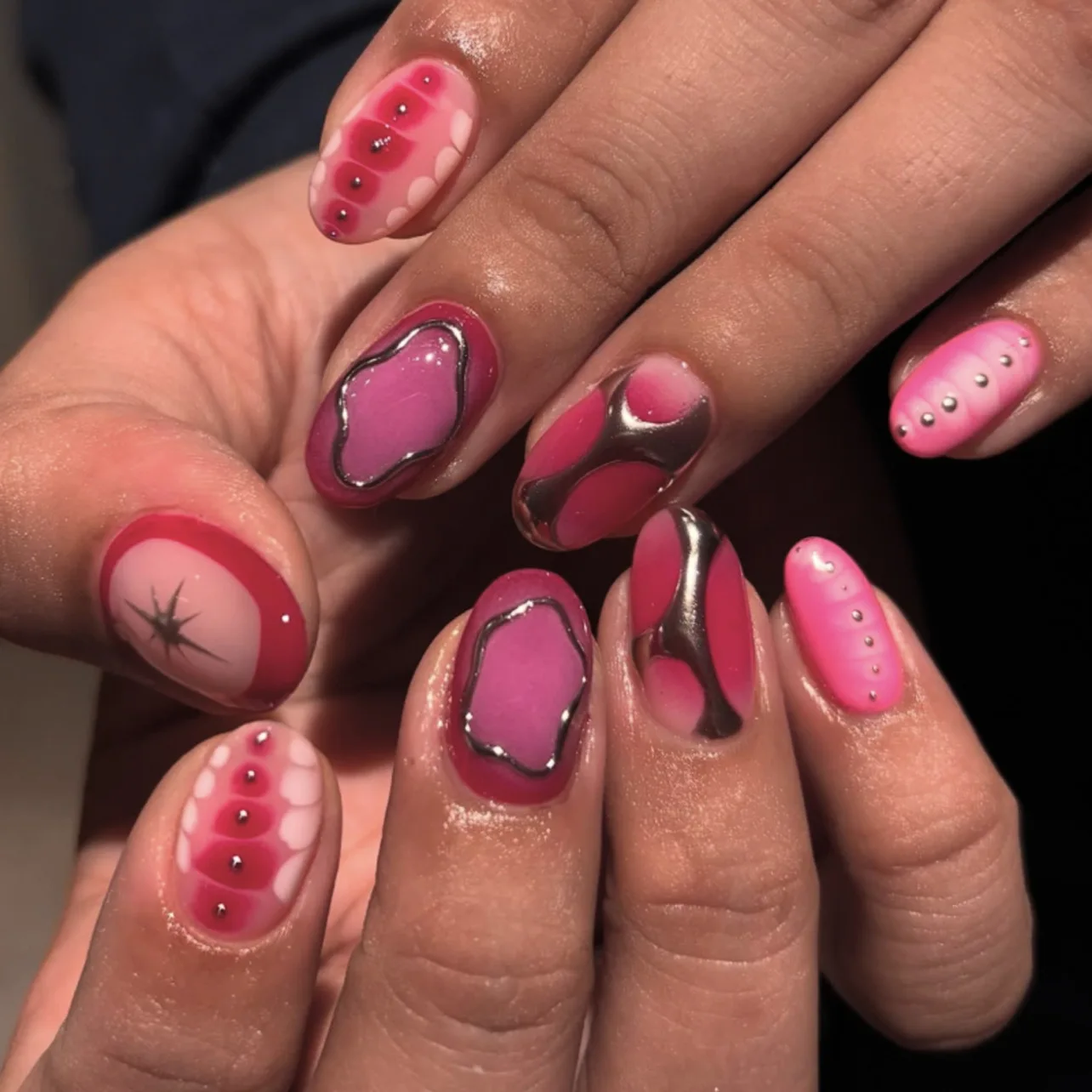 

24pcs Red Short Almond False Nails Fashion Starlight Pearl Design Full Cover Nail Tips Wearable Round Head Press on Fake Nails