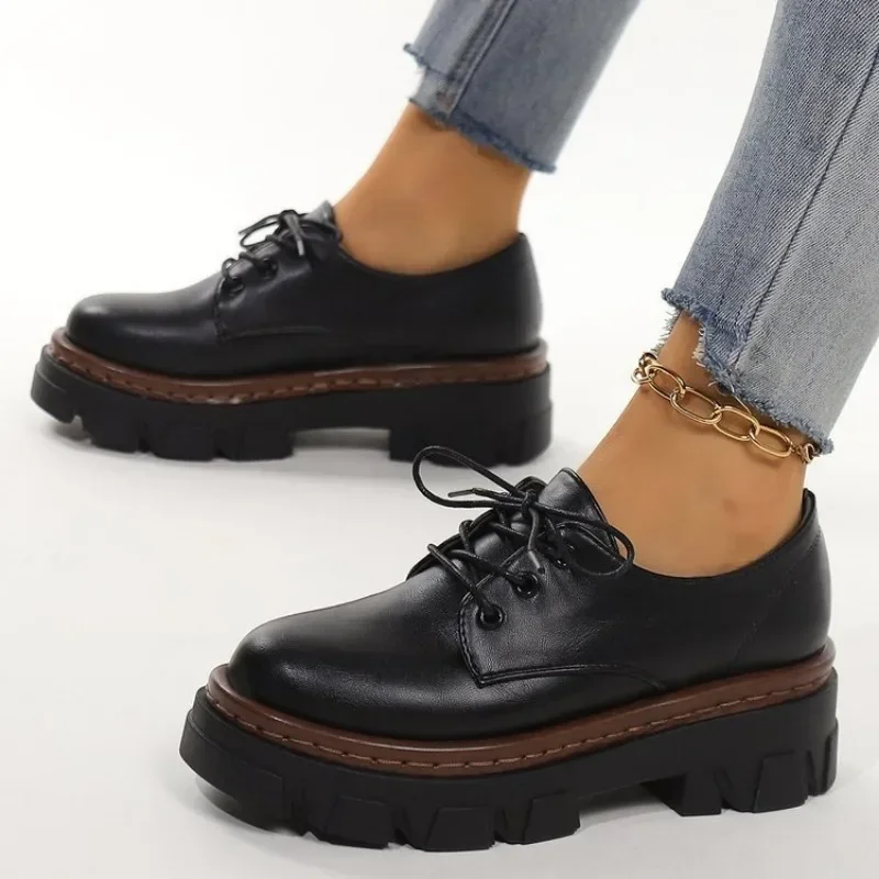 Zapatos cálidos de cuero negro para mujer, calzado de gran tamaño con suela gruesa, estilo británico, otoño e invierno, novedad de 2024