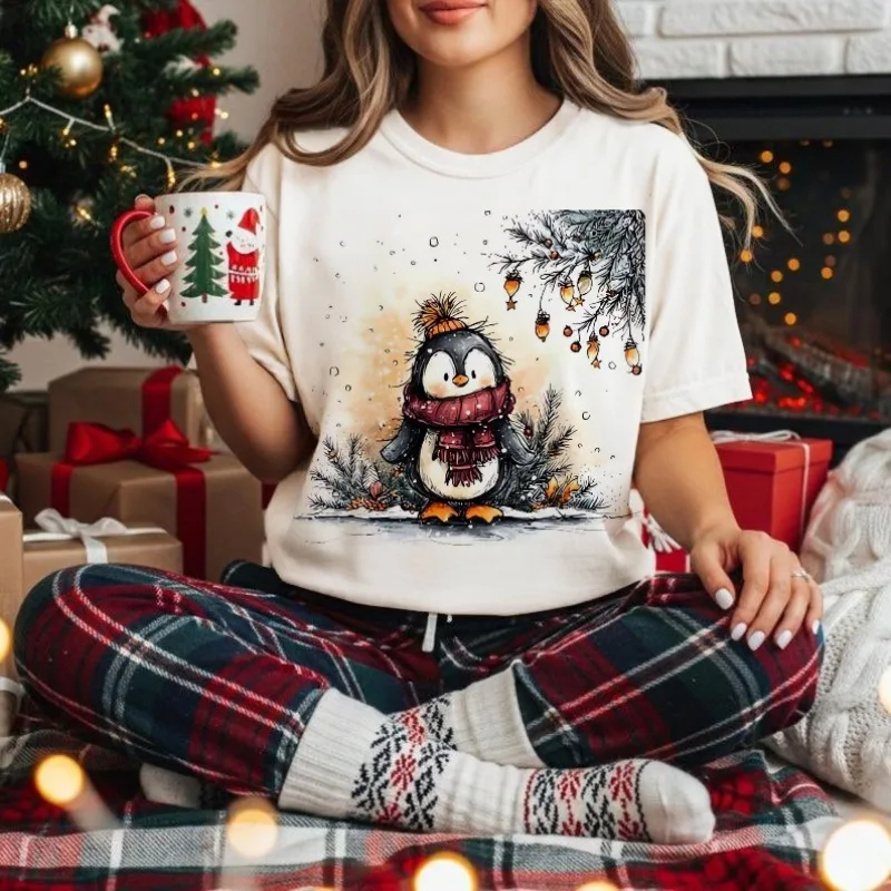 

Christmas Penguin Pine Branch Pattern T-Shirt White Top Cartoon Round Neck Style Casual Printed Women's Cute Street T-Shirt