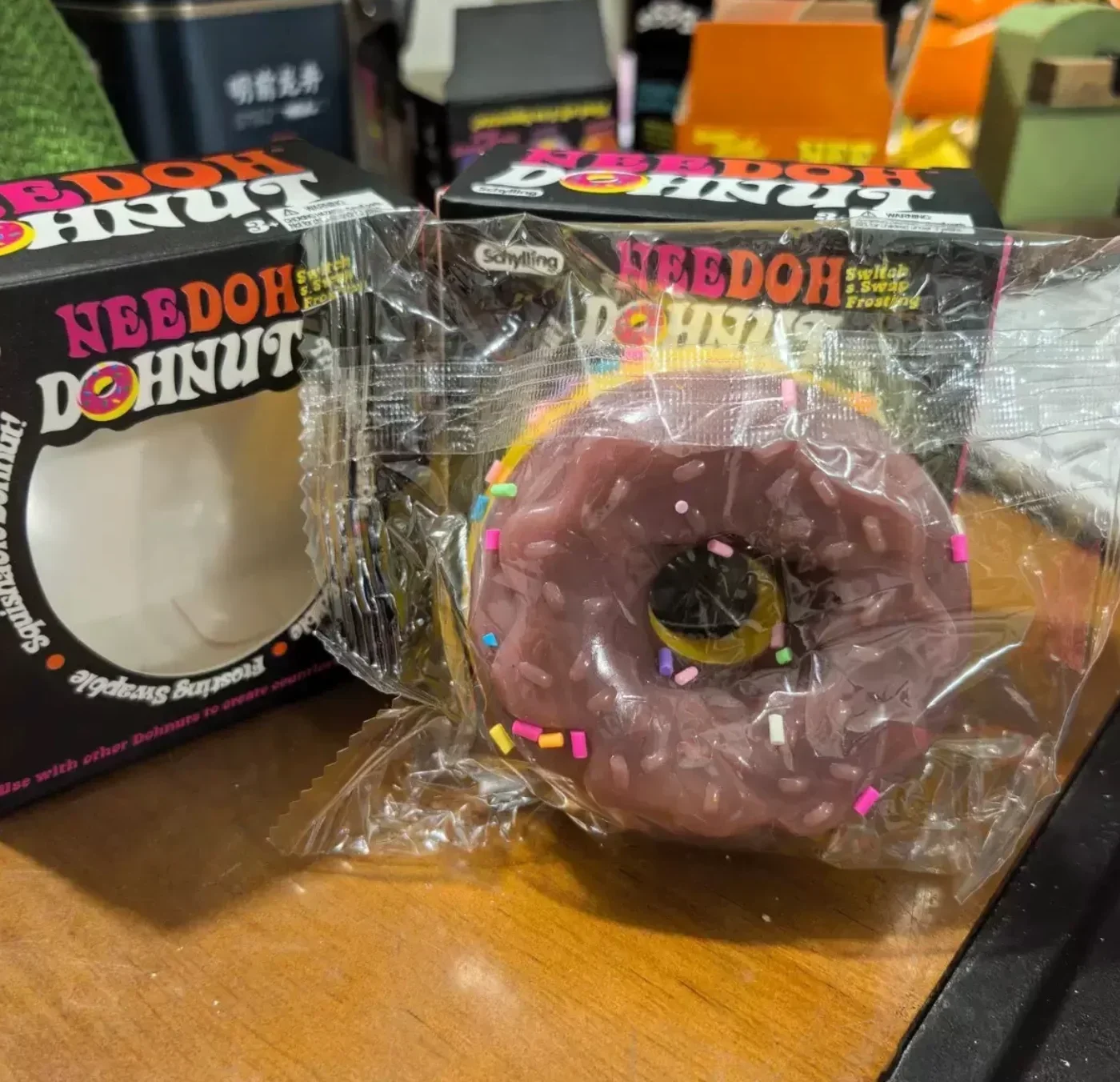 Needoh Dippin Dazzler Ei-Donut Stressabbau-Squishy-Würfel – Anti-Angst-Quetschspielzeug für Konzentration, ADHS-Unterstützung, Geschenke – Detail 4