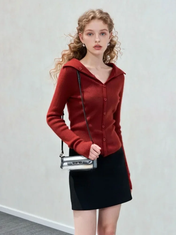 

Красный ребристый вязаный кардиган на одной пуговице с белым воротником, приталенный, мягкий, французский стиль, с длинными рукавами, эластичный, стандартной длины, из полиуретана.