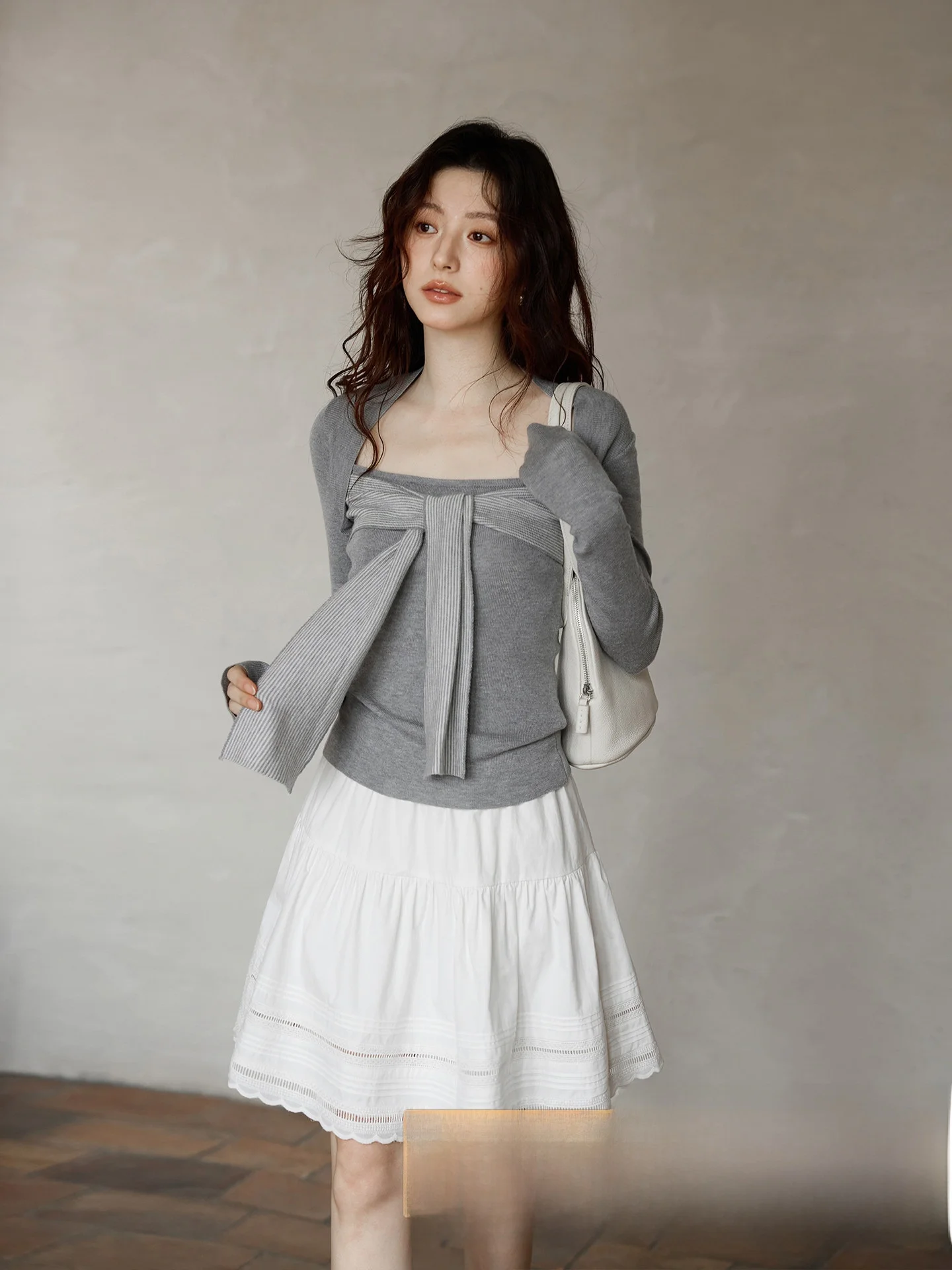 

Уникальный серый вязаный топ в корейском стиле: элегантный, стильный, маленький размер, популярный, красивый, весенняя новинка, женская мода