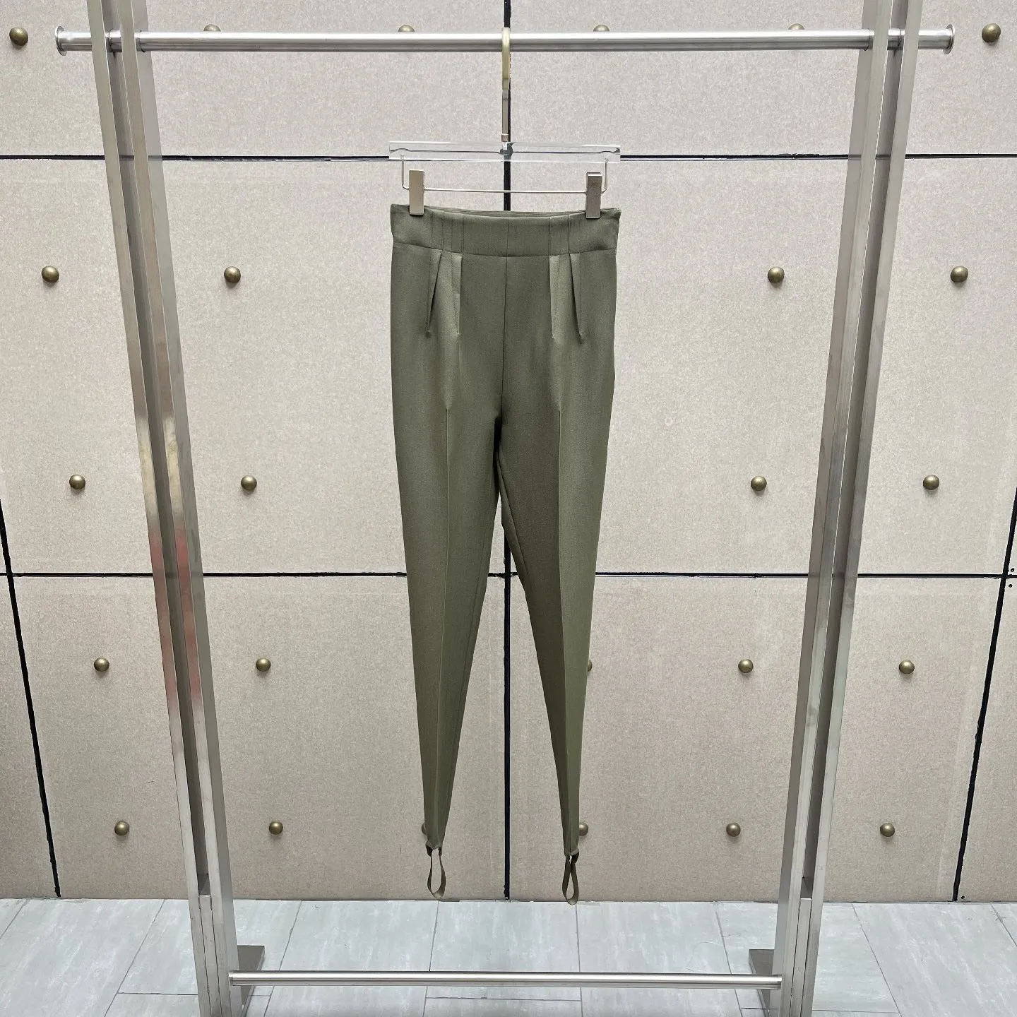 2026 High-Waisted Stirrup Trousers with Front Pintucks – Slim-Fit Ankle Pants in Classic Black & Sage Green