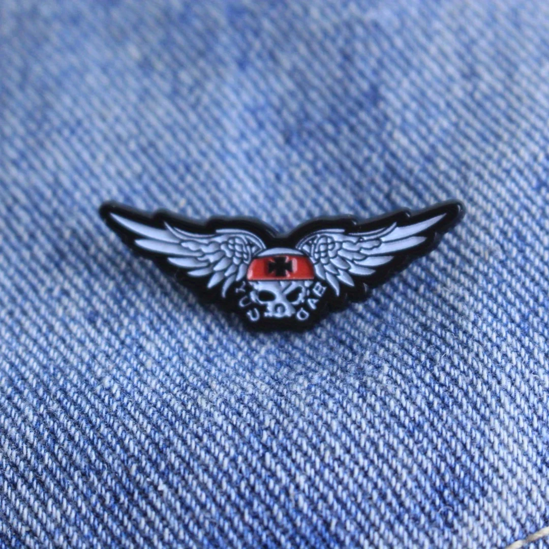 Zodiac Winged Skull Metal Brooch - Zinc Alloy, Black & White Design with Red Eyes, Perfect for Clothing, Backpacks