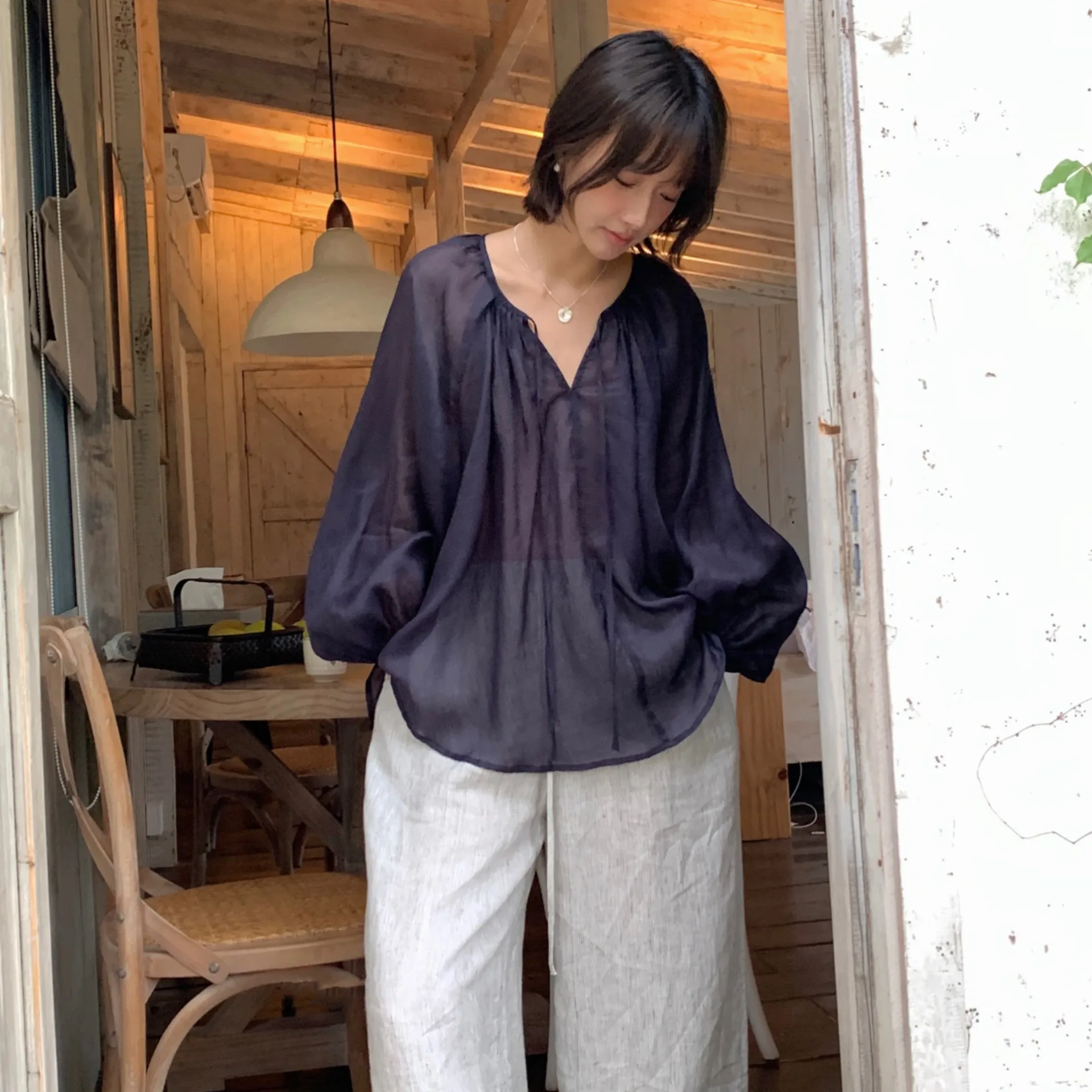 

Весна 2026: Женская корейская дышащая солнцезащитная тонкая футболка с V-образным вырезом и длинным рукавом, повседневный топ для кондиционированных помещений