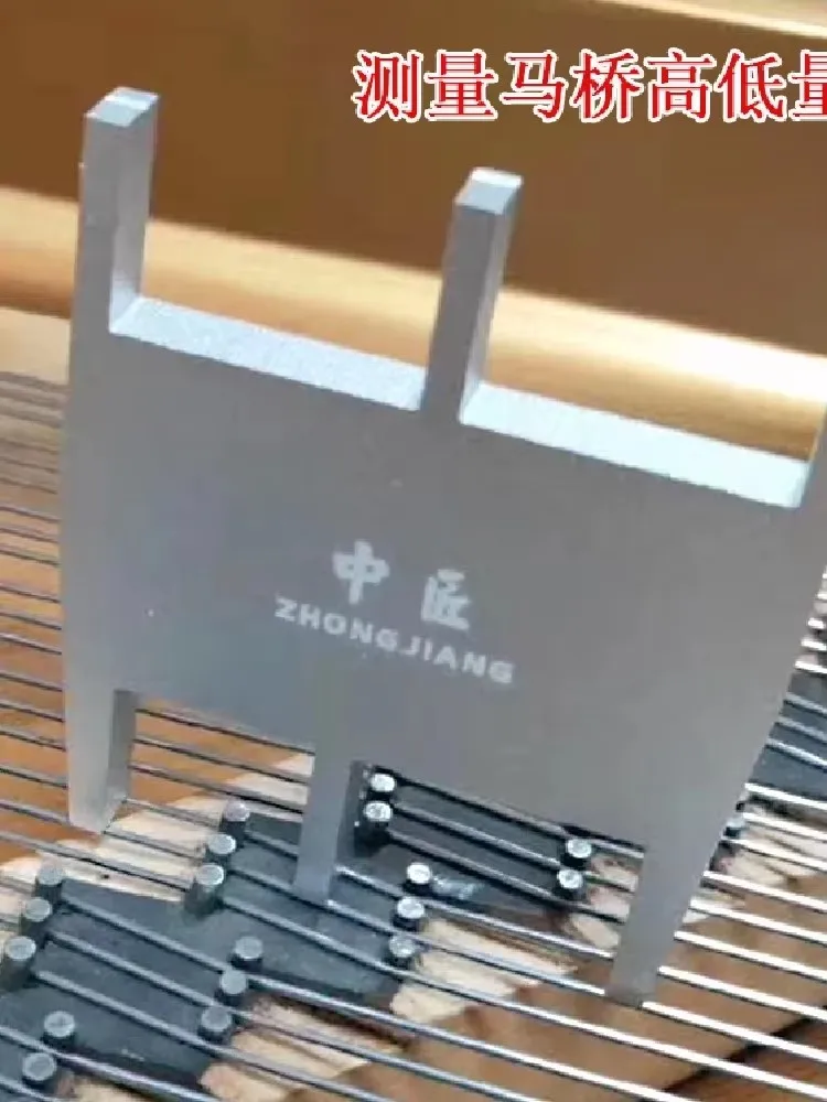 

Инструмент для измерения высоты моста фортепиано