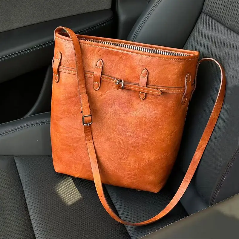 

Brown Retro Versatile Bucket Bag Women's 2026 New Pack Design Sense Niche High Value Commuter Shoulder Package Armpit Bags