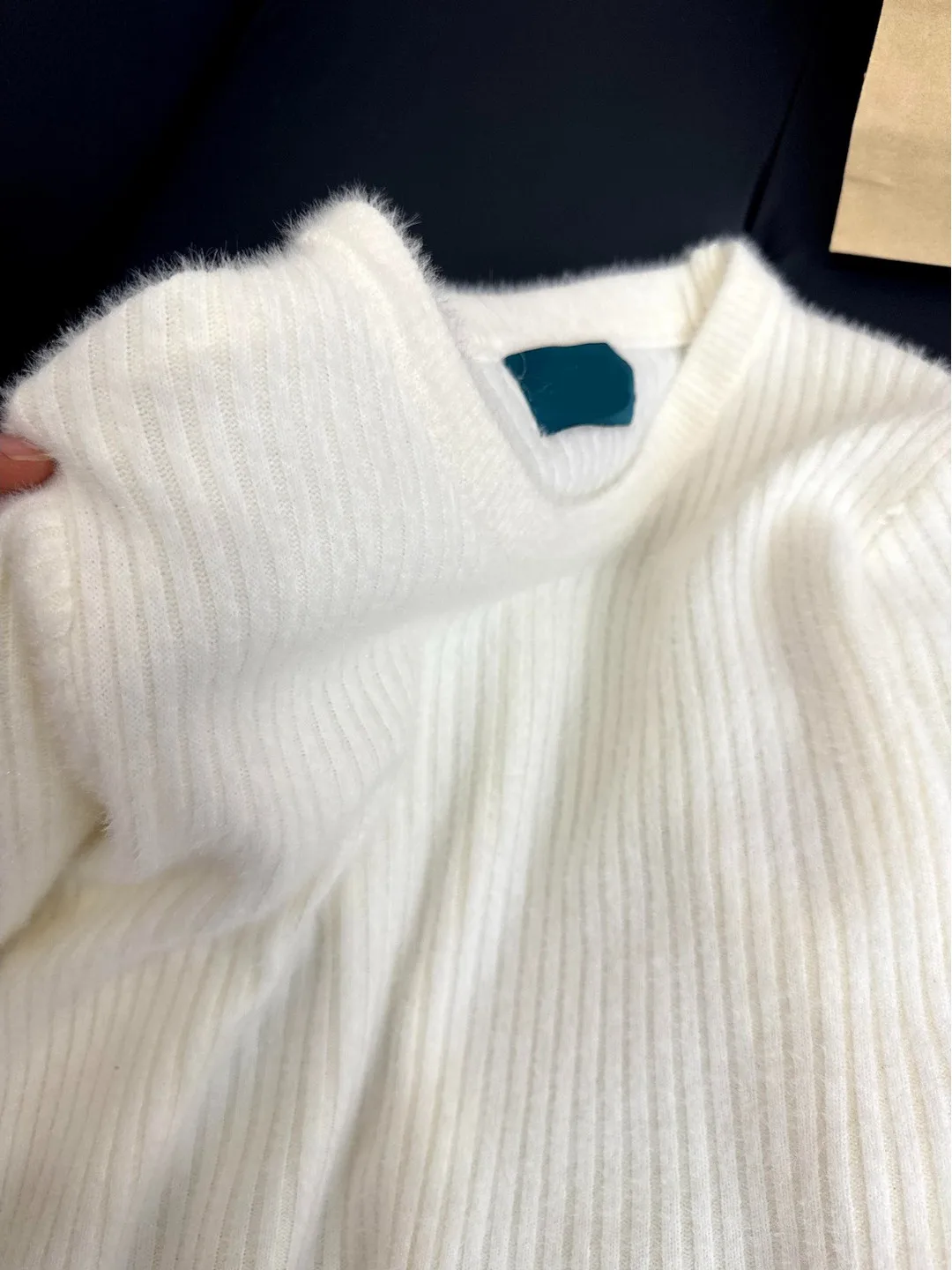 柔らかく心地よい白い丸首の長袖ニットウェア、ゆったりフィット、秋冬のおしゃれなインナーウェア、ベーストップ、通勤用