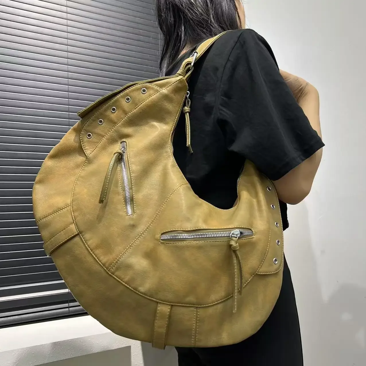 

Ladies' fashionable Y2K hot girl street motorcycle shoulder bag, large capacity retro rivet crossbody bag
