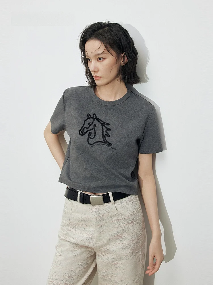 

XMOOM2026 Новая весенняя женская футболка с вышивкой, короткий рукав, повседневный стиль, стандартный крой, хлопковая, с открытыми плечами