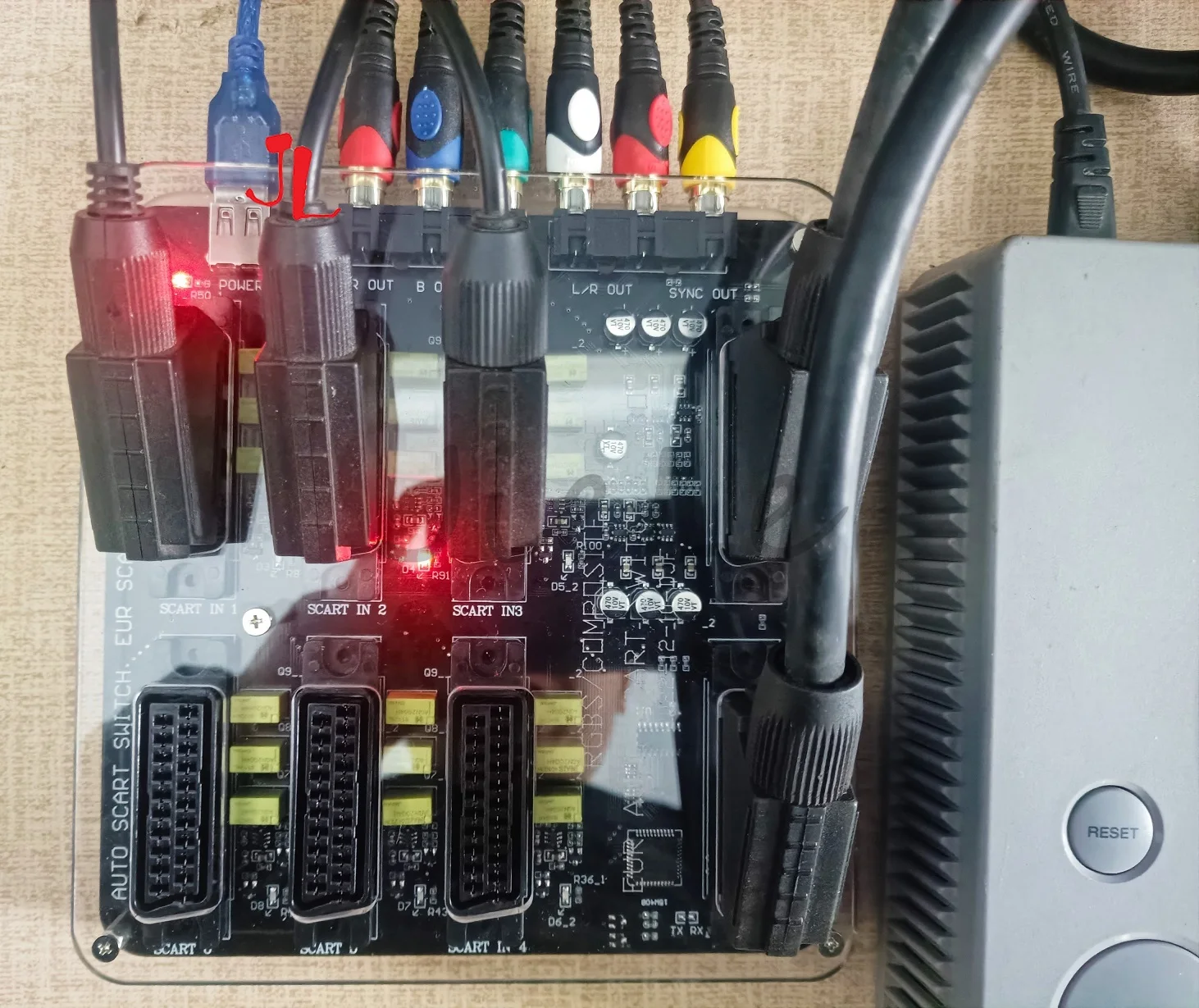 

New 6 IN 3 OUT Automatic Switcher 6 Way In SCART ( EUR ) and 3 Way Out ( 2*SCART European Output 1 RGBS RCA Output) Distributor