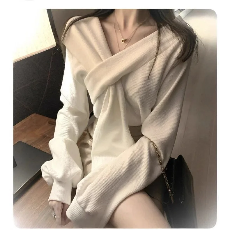 

Design Sense Irregular Long Sleeve V-neck Knitted Top Women's Autumn New High-waisted Slimming Skirt Two-piece Set