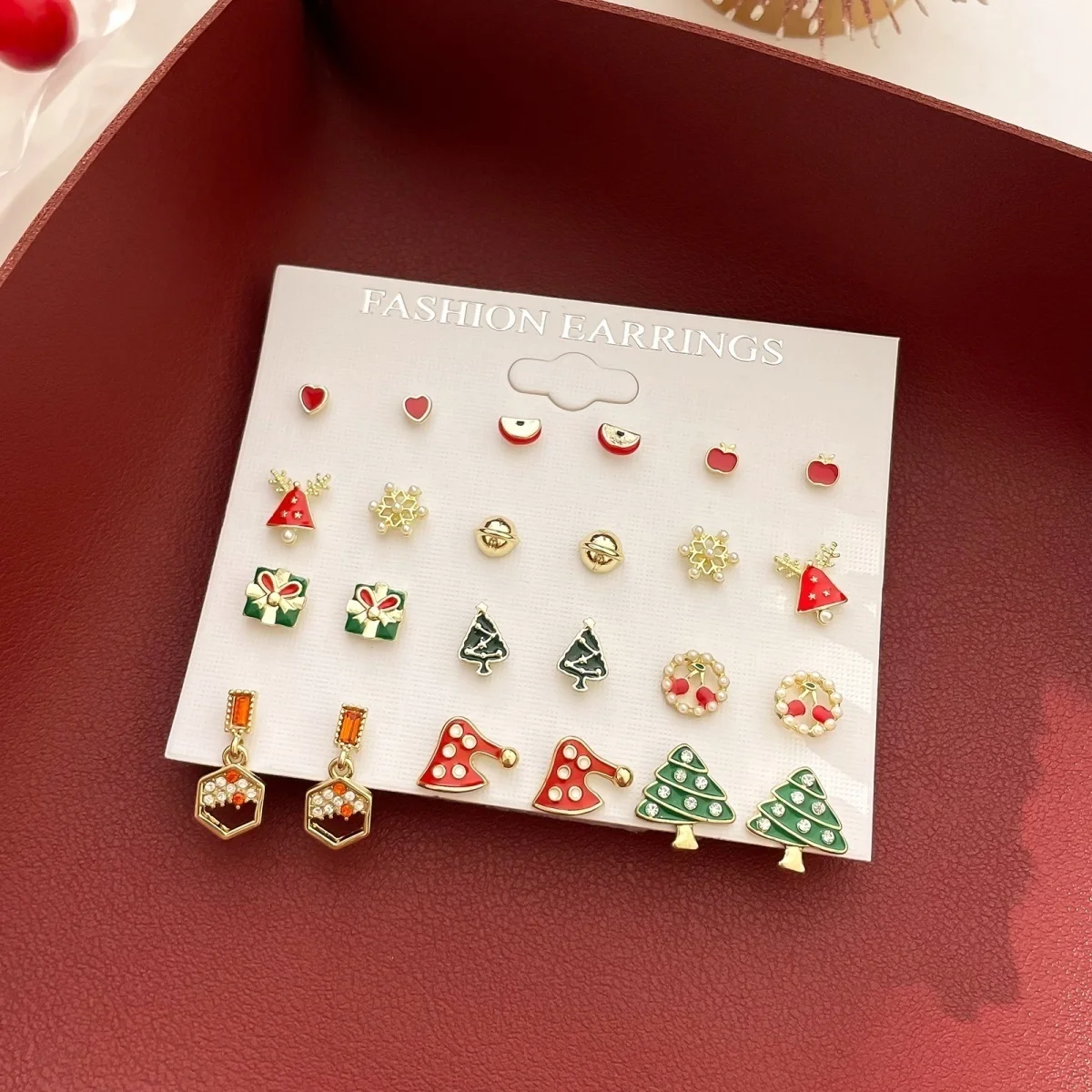 12/20 Paar kleine Ohrstecker mit Weihnachtsmotiven wie Weihnachtsbaum, Hirsch, Schneeflocke, Weihnachtsmann, Schneemann, Lebkuchenmann, Pinguin für Damen, Schmuck. – Detail 20