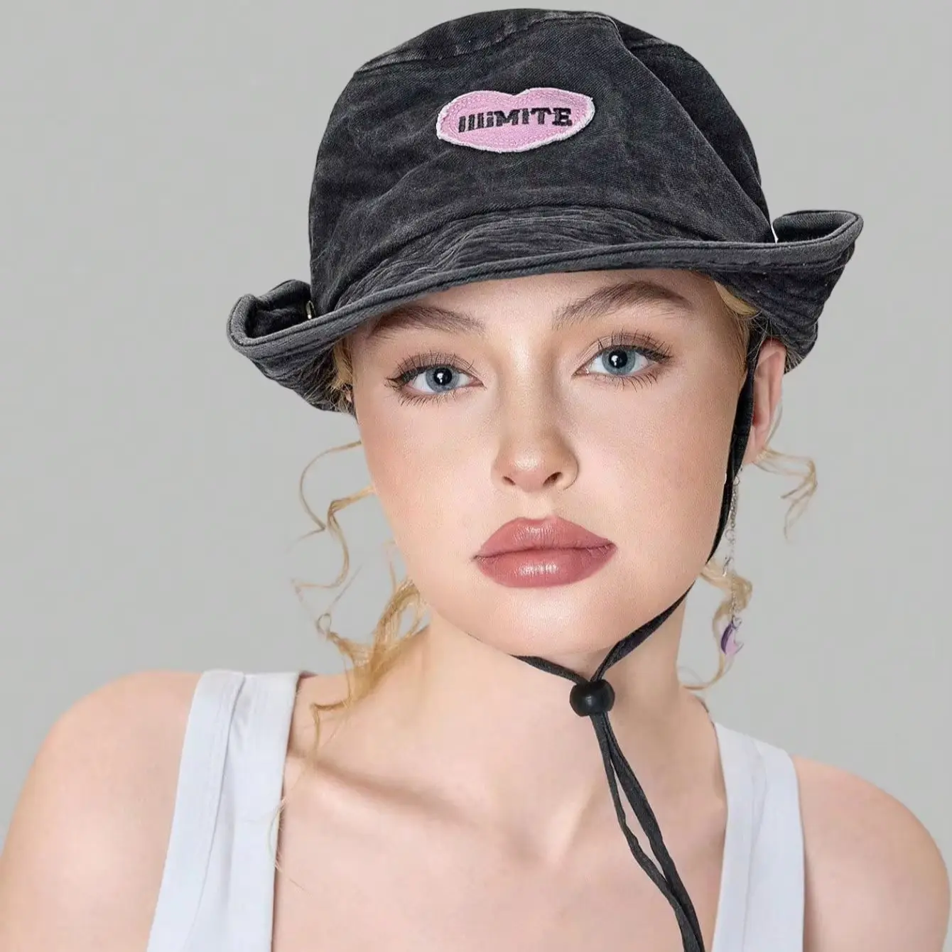 

Unisex Sweet & Cool Heart Embroidery Pink Sun Hat With Windproof Strap, Suitable For Outdoor Beach,Cowboy Hat Y2K Music Fest