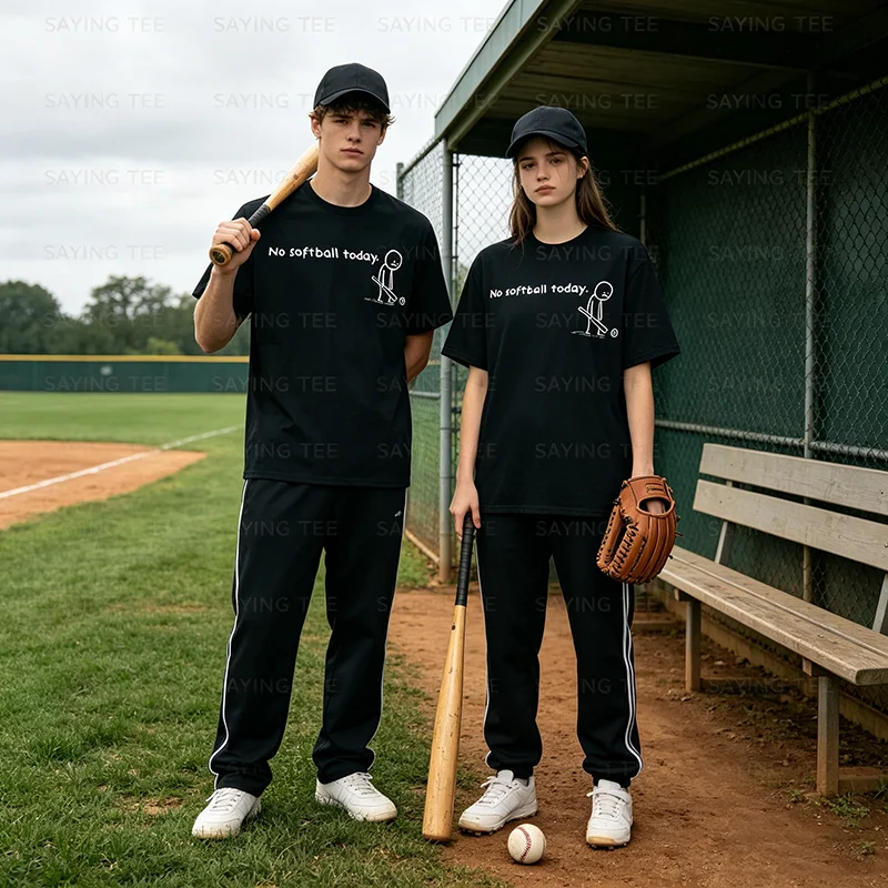 Lustiges „No Softball Today“-Humor-T-Shirt für sarkastische Meme-Sportliebhaber – Y2K-Zeichnung, Comic, verspielte Stickman-Grafik mit Spruch – T-Shirt-Kleidung – Detail 3