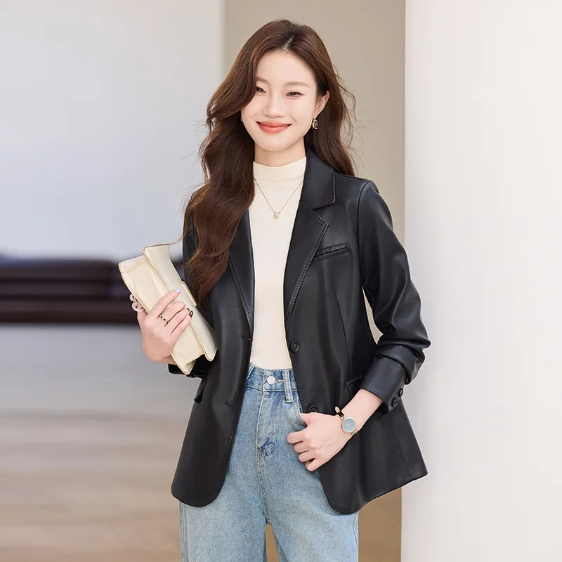 سترة طويلة من الجلد عالي الجودة للنساء بياقة مدببة سترة واحدة الصدر لخريف وشتاء 2025 ملابس مكتبية باللون الأسود والبني