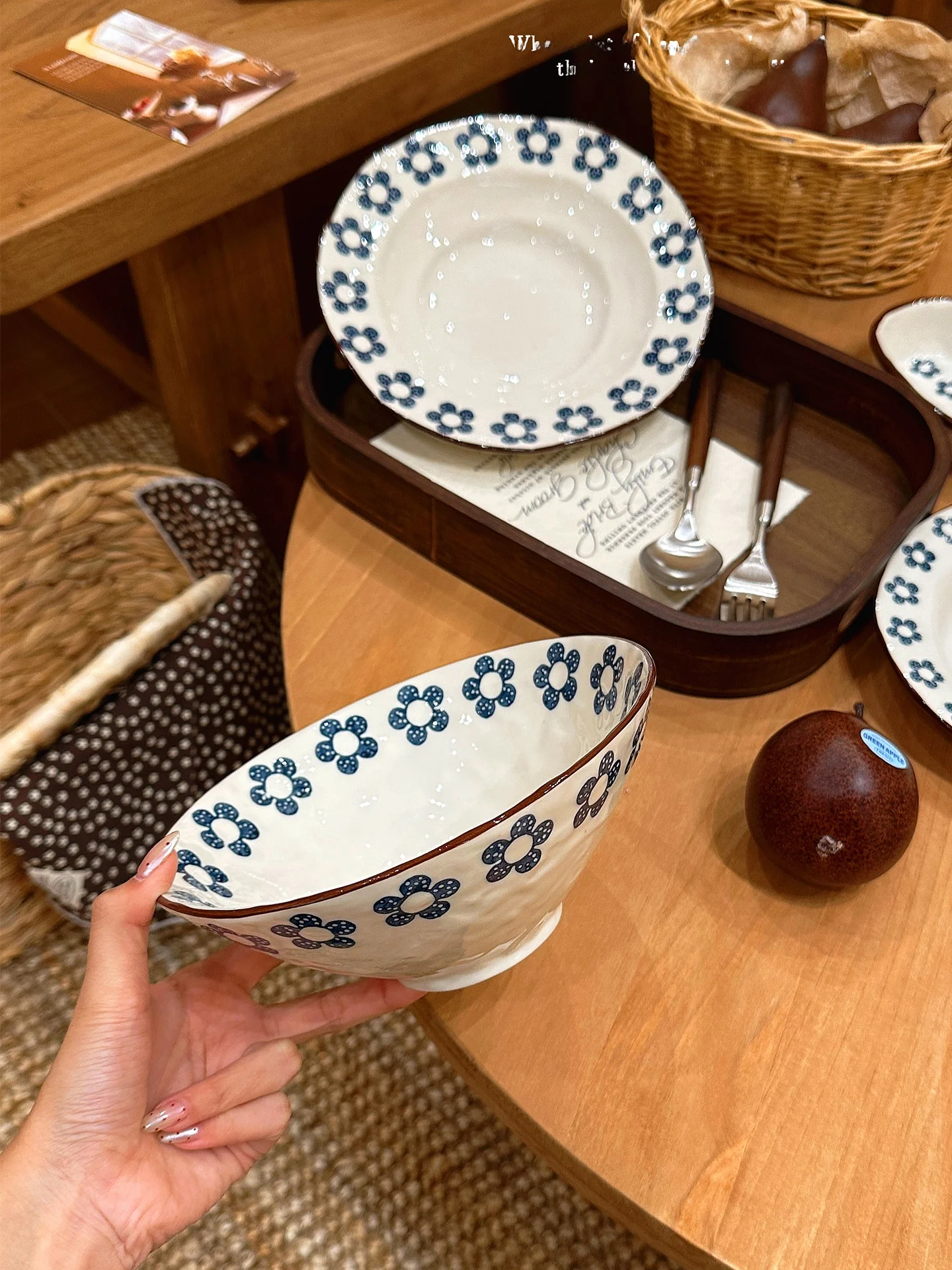 

Большая керамическая миска с синими цветами под глазурью для ежедневного использования дома и на кухне: для супа, салата, завтрака, йогурта. Новогодняя большая тарелка.