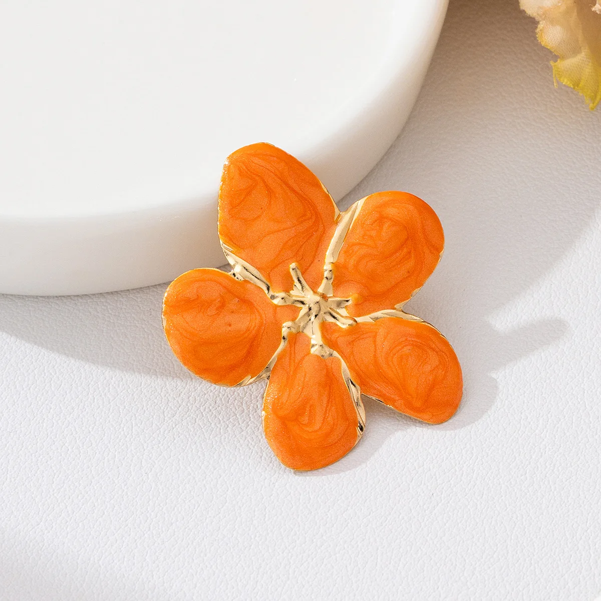 3 Pieces of Exquisite and Elegant Metal-tempered Flower-shaped Women's Brooches