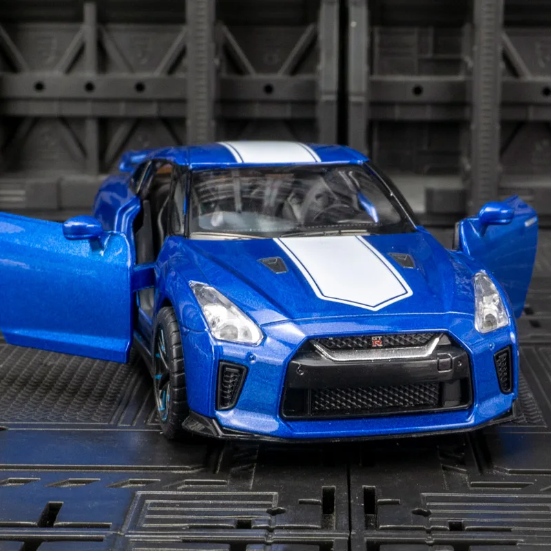 1:32 Nissan GTR 50e anniversaire édition alliage modèle de voiture ornements collection 2 portes peuvent ouvrir des jouets rétractables pour enfants.