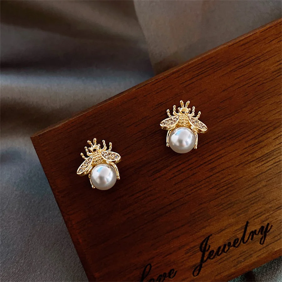 NEW Korean Style Honey Bee Pearl Stud Earrings Women Exquisite Small Elegant Earring Ladies Wedding Party Birthday Jewelry Gifts