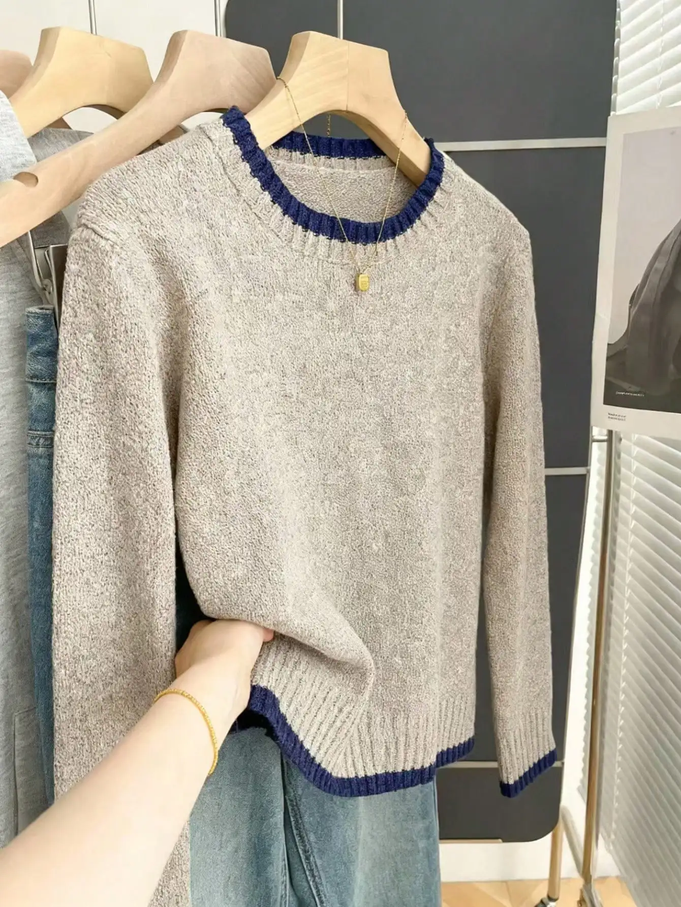 

Свитер свободного кроя с круглым вырезом, длинными рукавами и контрастной отделкой