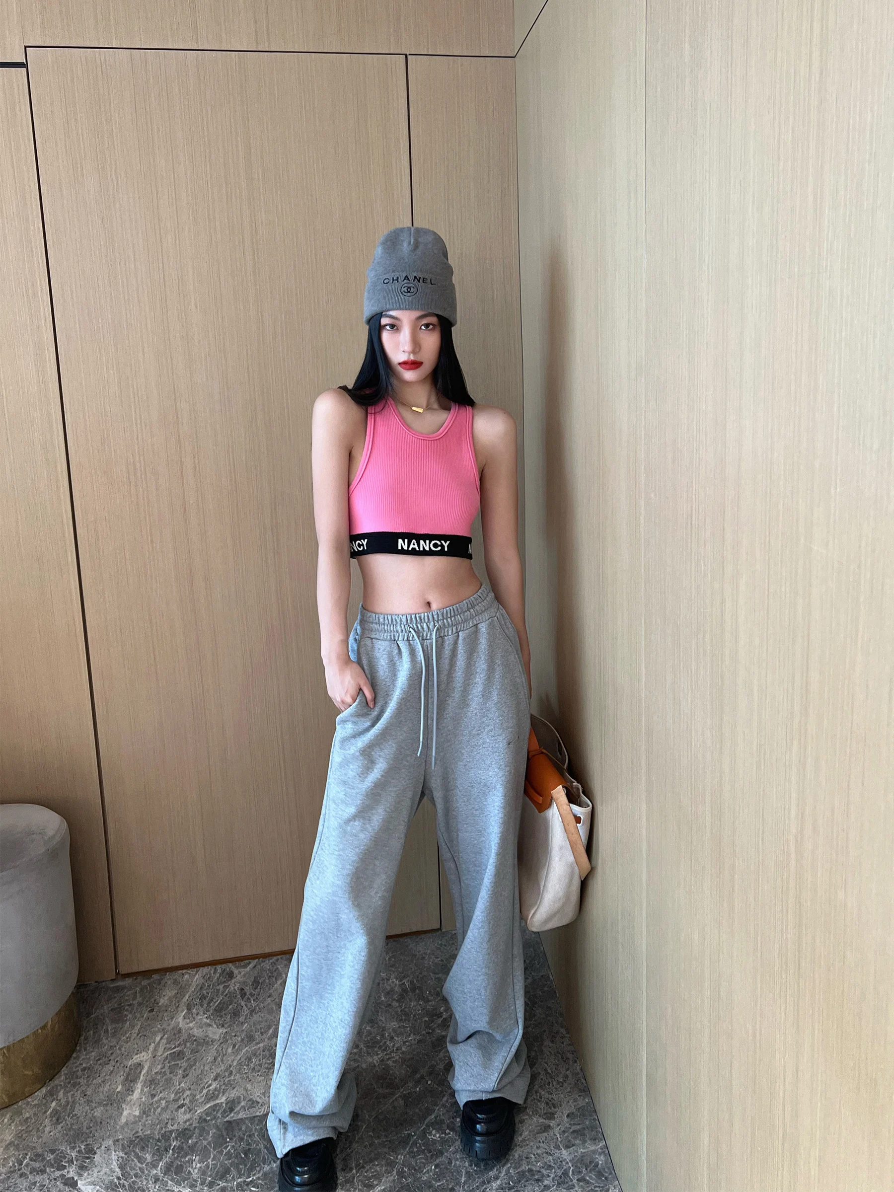 

Женский укороченный топ-майка Nancy Cavally Spicy Girl B Logo Color Block из шерстяной смеси для уличного стиля