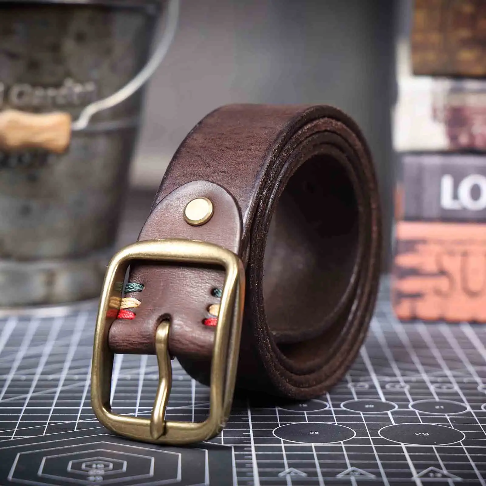 Vintage-Herrengürtel aus echtem Leder mit massiver Messingschnalle, handgefertigte lässige Dornschließe aus verdicktem italienischem Rindsleder mit Geschenkbox – Detail 11
