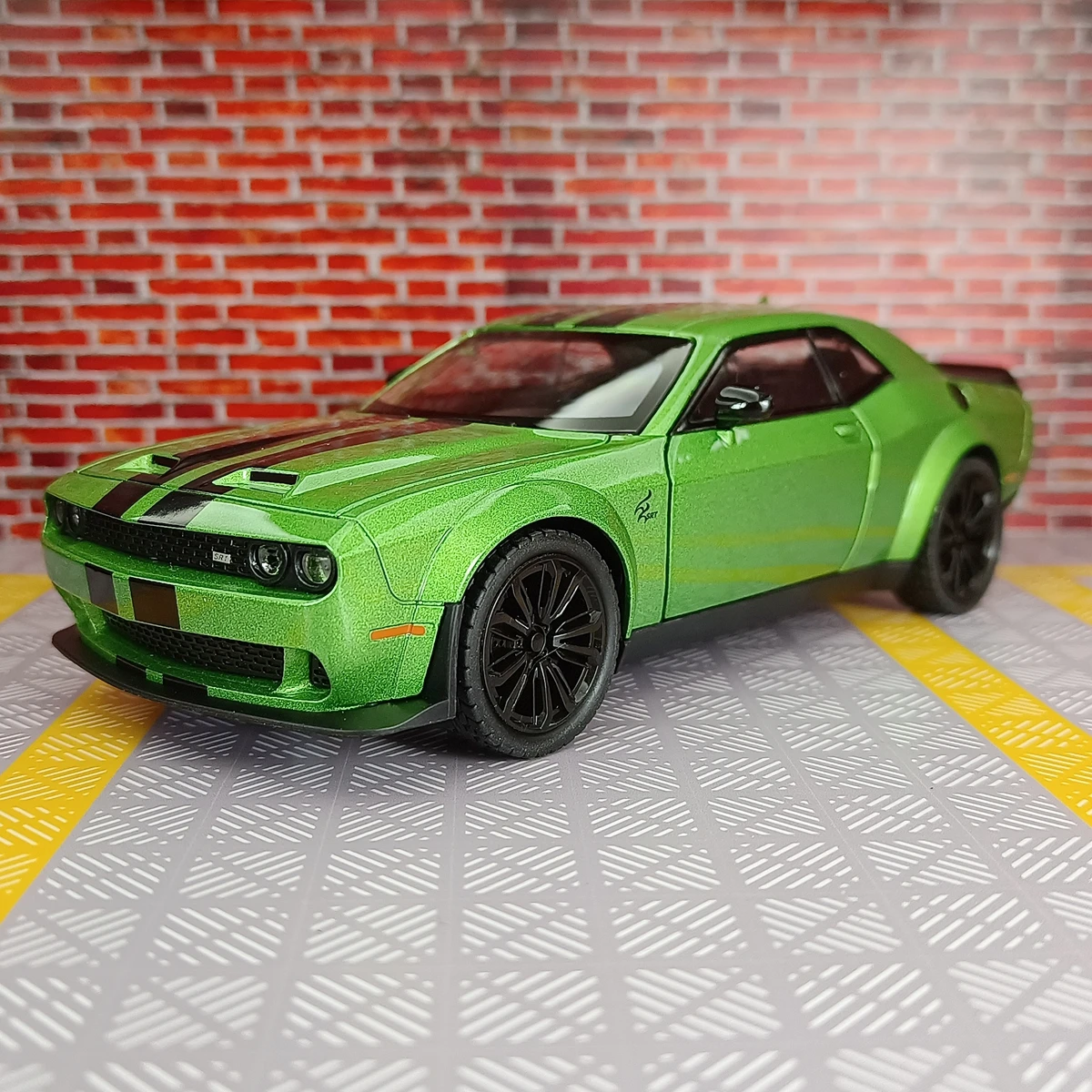 1:22 Dodge Challenger SRT Hellcat modelo de carro em liga com portas e capô do motor que pode ser aberto para brinquedos infantis no trun