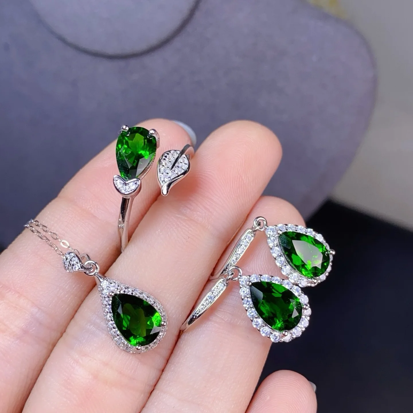 

Набор ювелирных изделий из натурального серебра Diopside 925, кулон, кольцо, серьги, посеребренное белое золото, инкрустированный натуральным драгоценным камнем, комплект ювелирных изделий