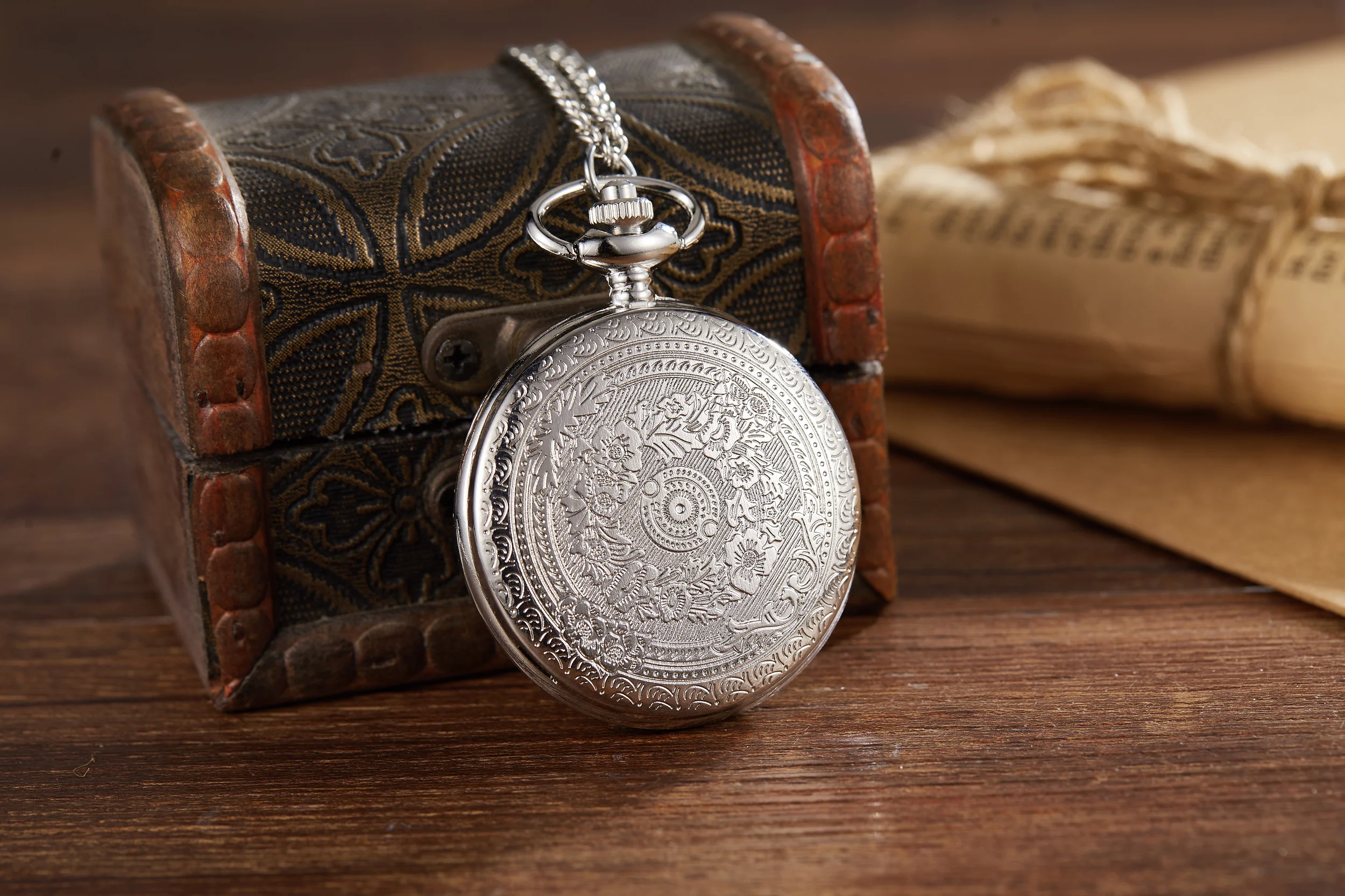 Retro Nostalgische Klassische Geschnitzte Klappuhren für Damen und Herren, Taschenuhren, Halskettenuhren, Quarzuhren, geeignet als Geschenk. – Detail 2