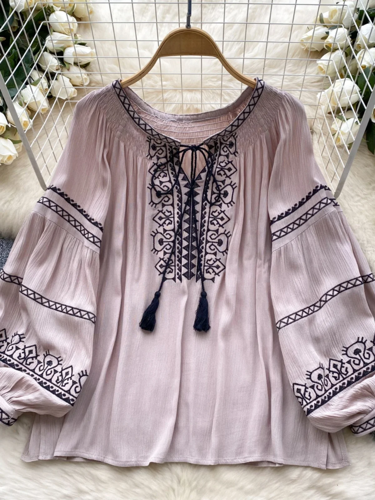 Retro Embroidered round Ne irt - Embroidery Cardigan 评论和价格