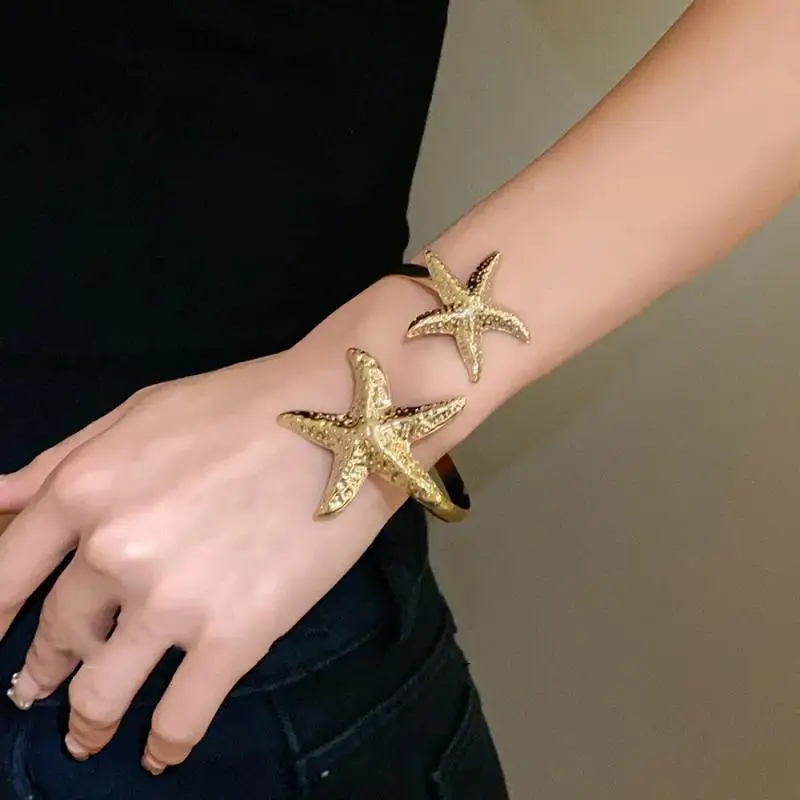 自由奔放に生きる金属ヒトデオープンカフバングル女性のためのゴールドカラーパンクフラワー幾何学アームブレスレット夏のビーチパーティージュエリーギフト