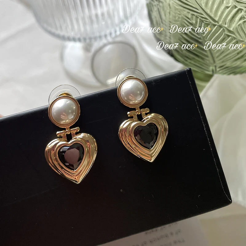 

French light luxury pearl gentle temperament retro black agate peach heart stud earrings