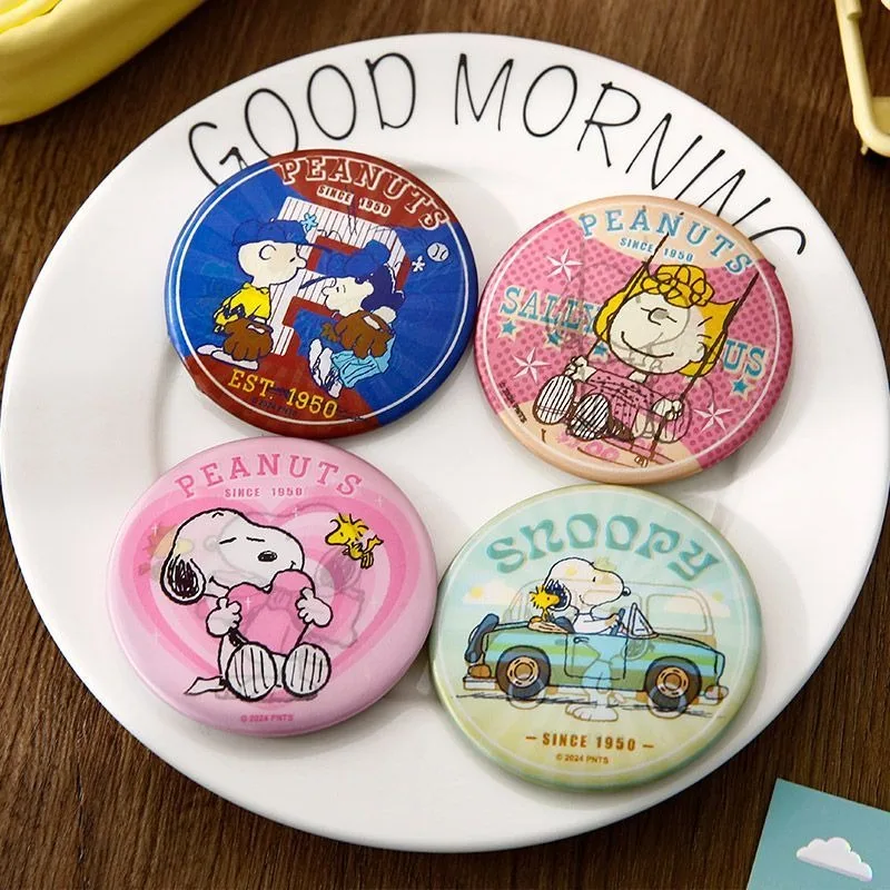Snoopys Brooch Two Types of Variable Patterns for Gratings Badge Anime Figure Cute Cartoon Clothing Packback Decoration Pin Gift
