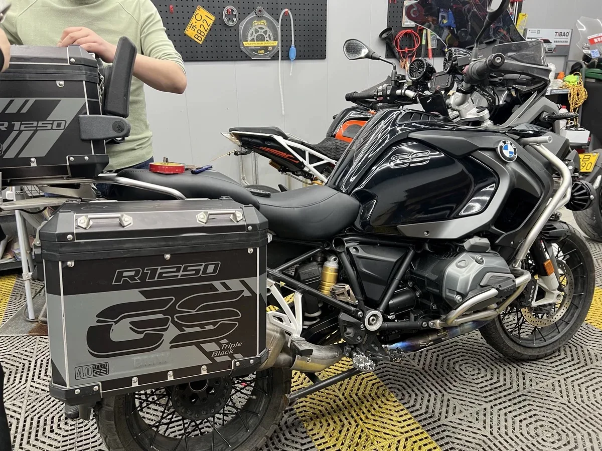 オートバイ用アルミニウムステッカーボックス,BMWウィンドウ用ステッカーボックス,40 gs,r1250gs,r1200gs,f850gs,ワニス,トリプル,黒アドベンチャー,2019-2021