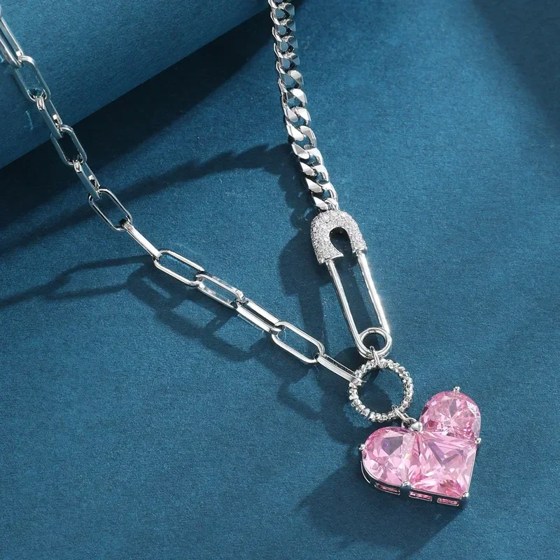 

The fashion clothing necklace is for ladies, a heart-shaped paperclip collarbone chain for women, a retro necklace