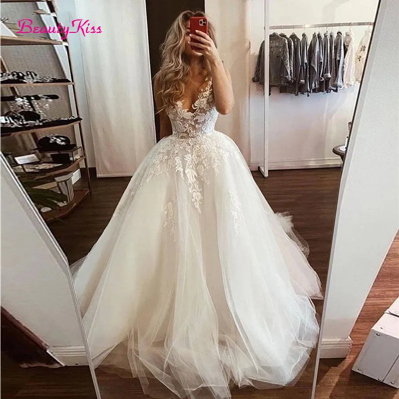 Wedding Dresses V-Neck Sleeveless Beach Bridal Gowns Puffy Tulle Lace Appliques Princess Bridal Party Dress