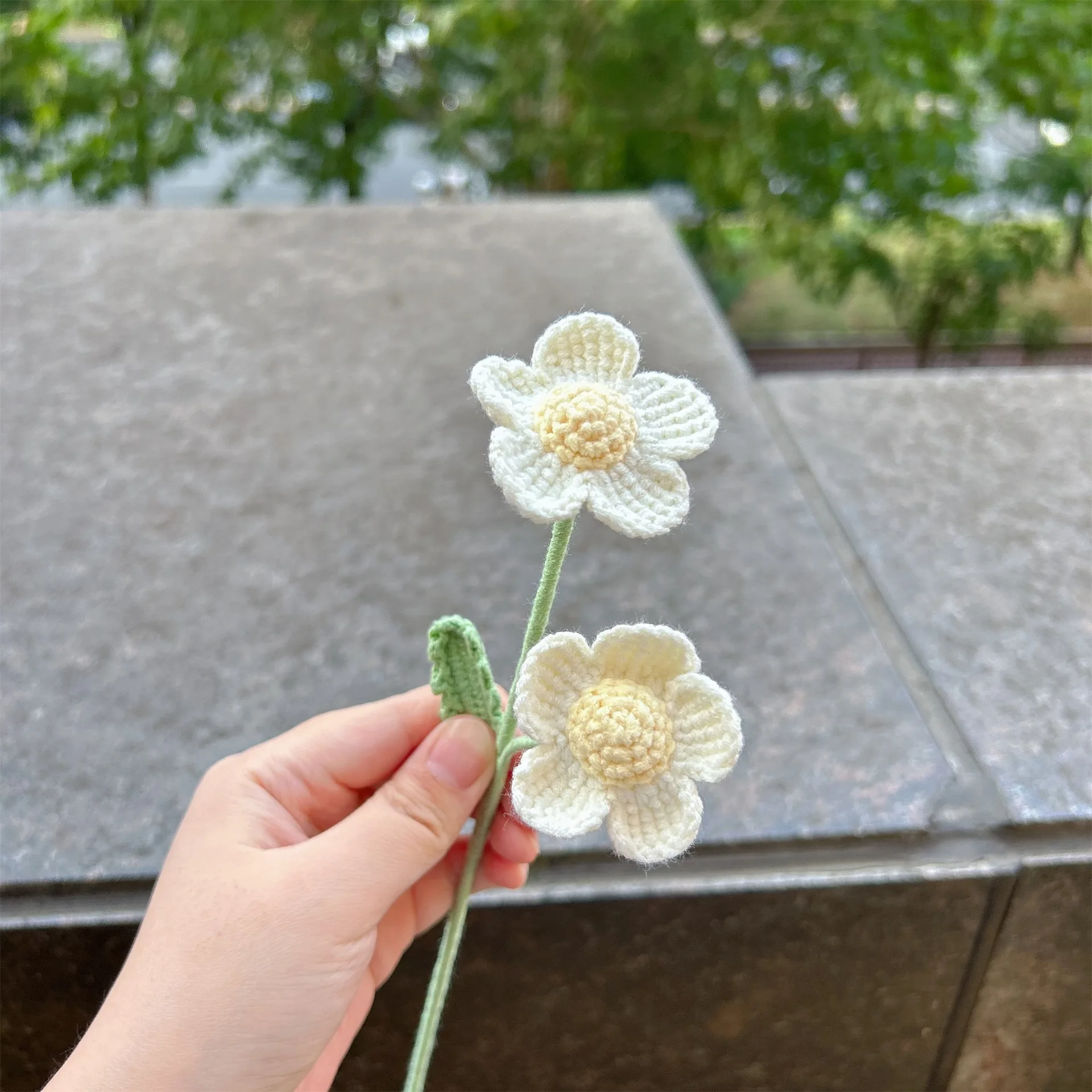 Liebliche Gehäkelte Blumenzweige Handgewebte Blumensträuße Kreative Künstliche Blumen Raumdekoration Geschenk für Freunde – Detail 3