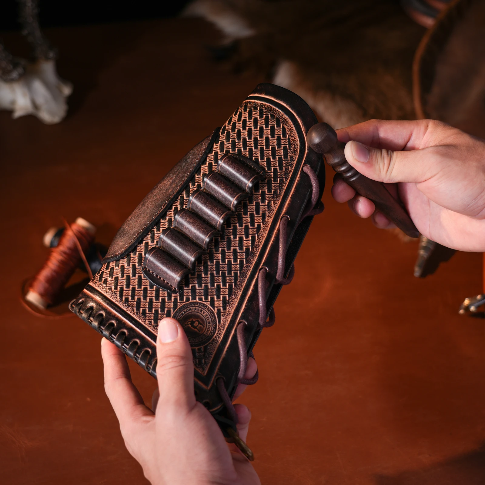Tourbon Jagd-Leder-Gewehrschaftabdeckung, verstellbare Gewehrschaftauflage mit Munitionsschlaufen, passend für 30.06, 30.30, 308 usw. – Detail 3