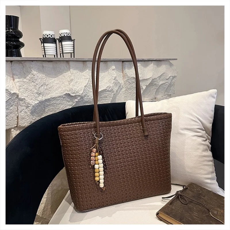 

Elegant Ladies Messenger Bag Crafted From Fine Leather Boasting Popular Elegant Style And Timeless Color Palette For Daily Use​