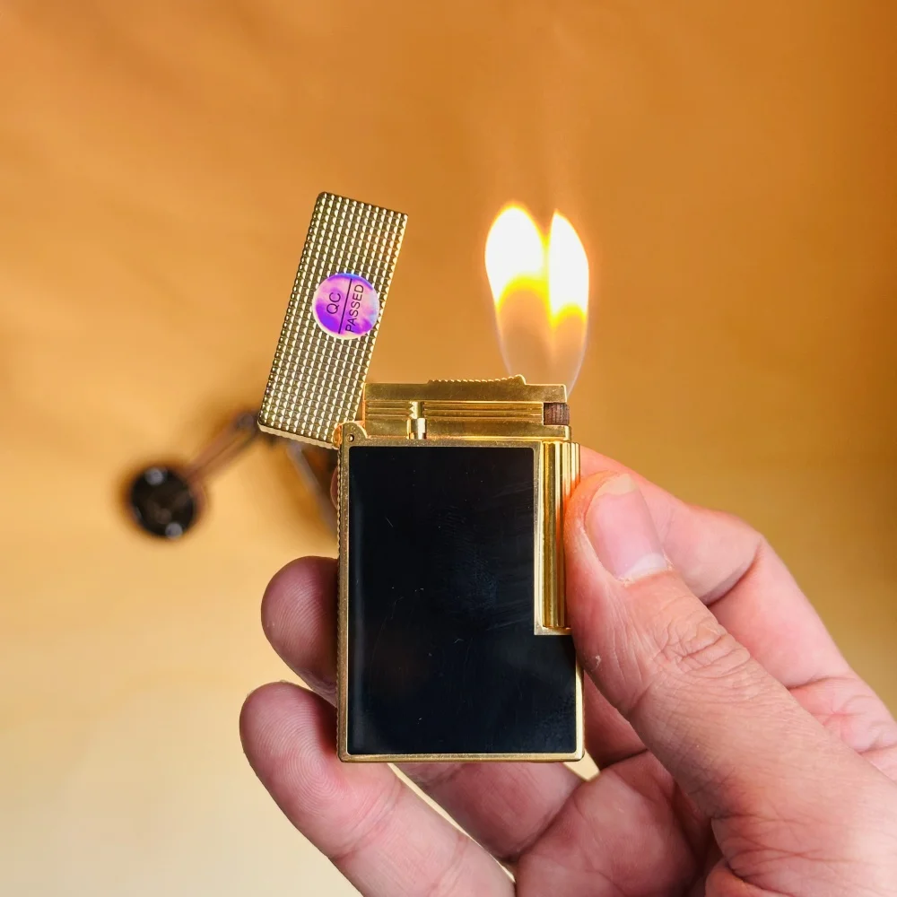 Dupont lighter De luxe merkaansteker is geklassieerd afgewerkt met lak en produceert een helder, scherp ontstekingsgeluid. perfect cadeau voor mannen. Dupont  Logo