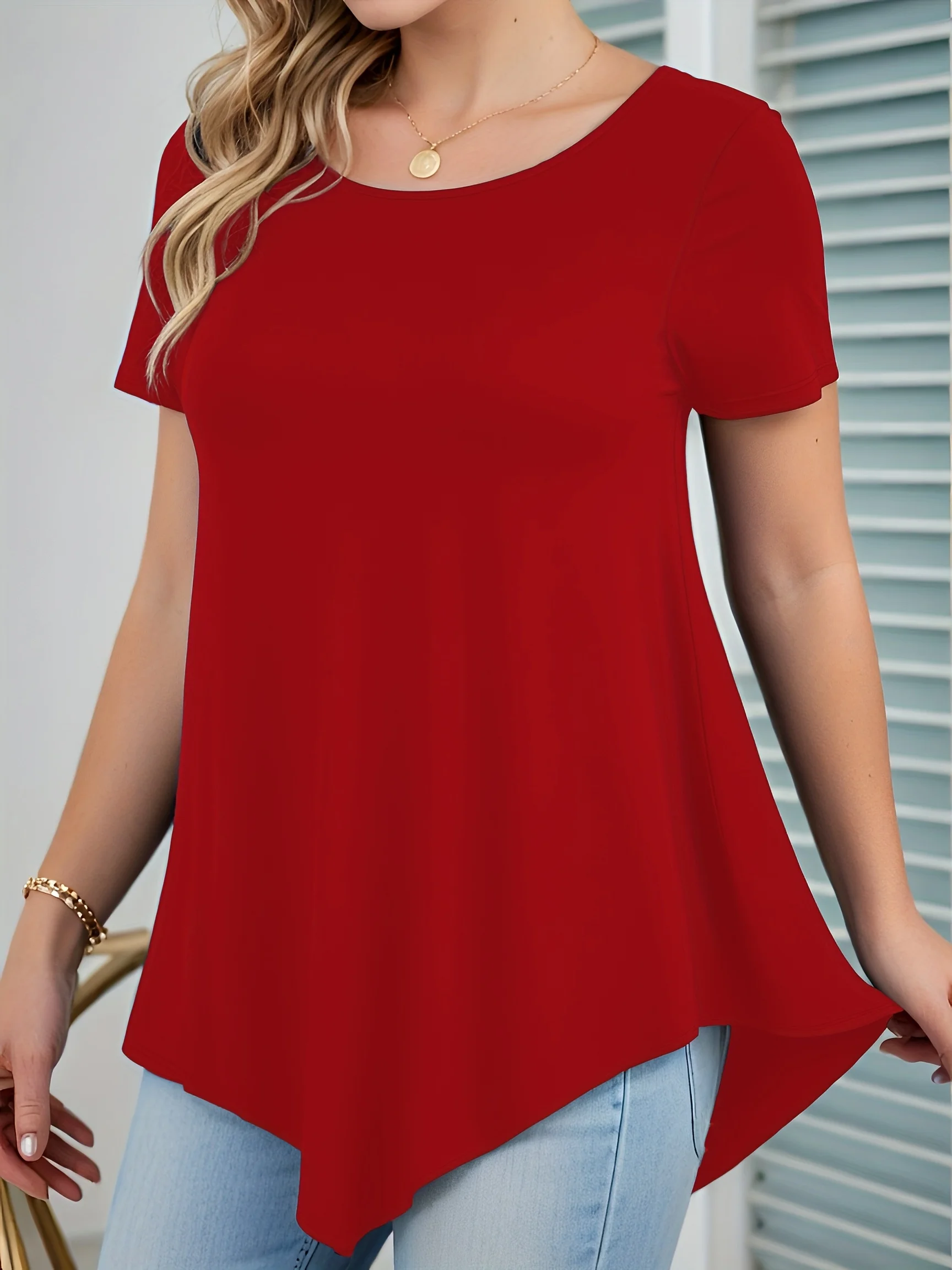 Übergrößen-Damen-T-Shirt mit fließendem High-Low-Schnitt für mühelosen Alltagsstil – Detail 4