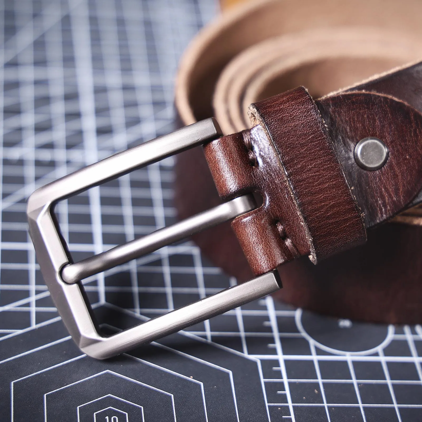 S.WORKER Klassischer Herrengürtel aus echtem Leder mit Dornschließe aus Legierung, Oberschicht aus Rindsleder, Retro-Freizeitgürtel für Jeans mit Geschenkbox – Detail 14