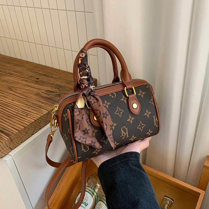 

2025 Winter Monogram Print Tote Bag, Luxe Shoulder Purse for Women, Versatile Crossbody Tote, Minimalist Day-to-Night Bag